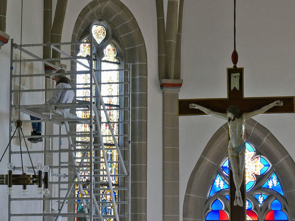 Malerischer Spiegel am Tabernakel in St. Crescentius (Foto: Karl-Franz Thiede)